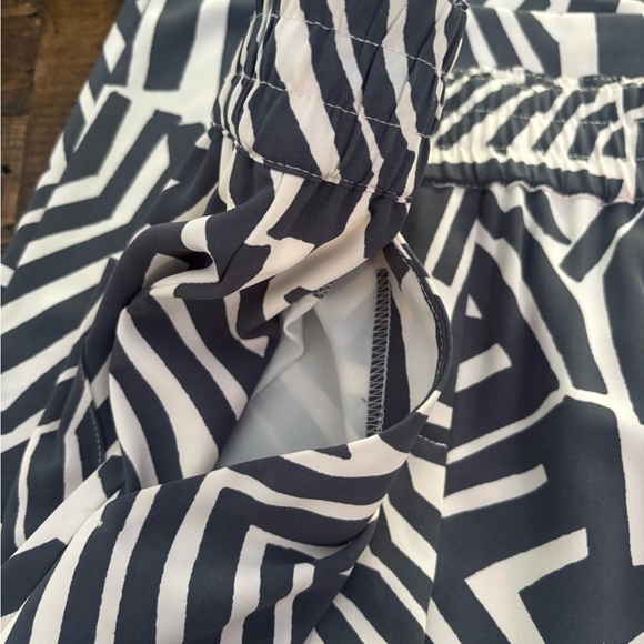 LOFT Ann Taylor  Geometric Palazzo Pants. Two front pockets, two back pockets. - Picture 14 of 15